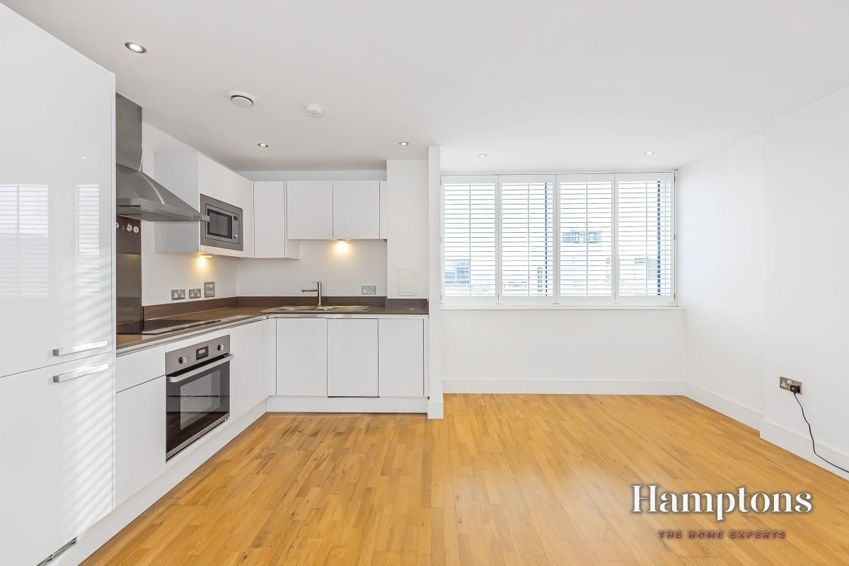 Flat Dowells Street in Greater London