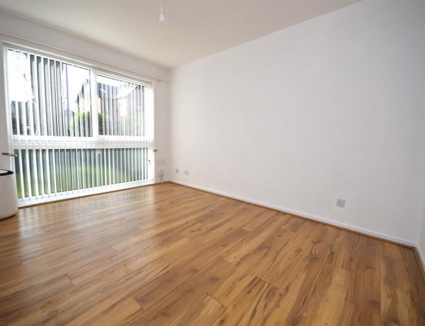 Flat Cranbourne Road in Stockport