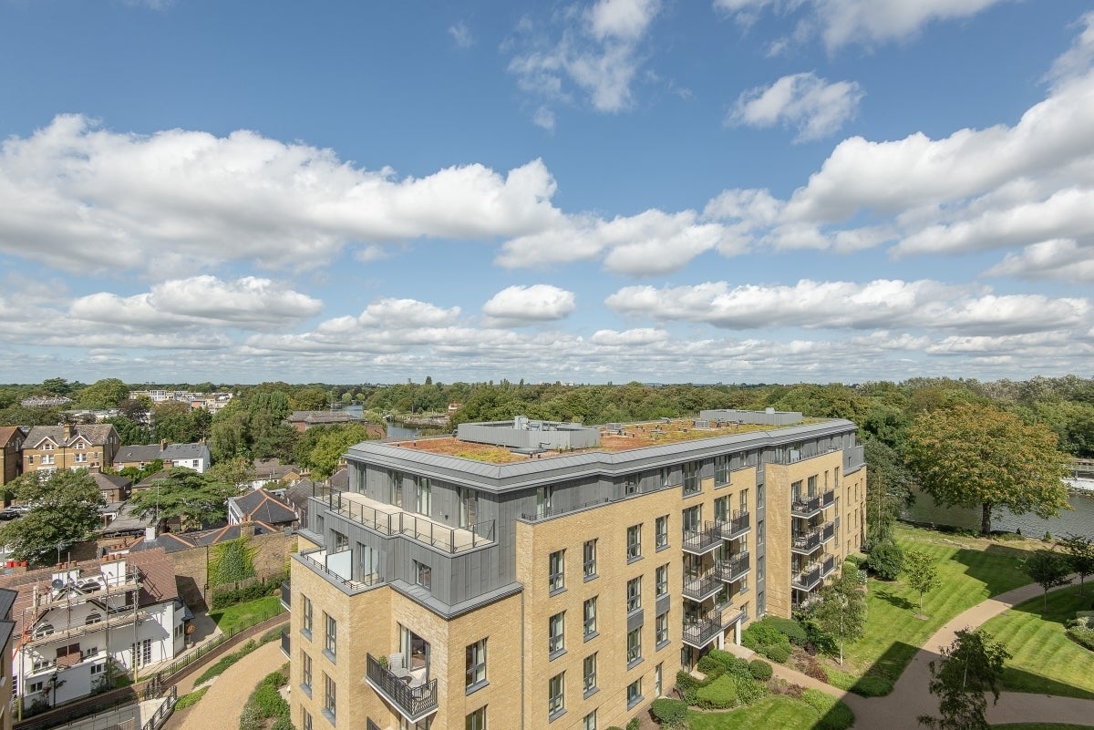 Flat Broom Road in Greater London