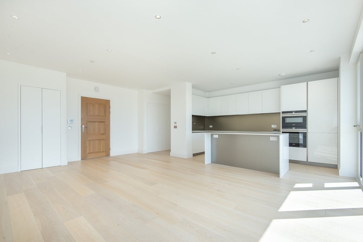 Flat Broom Road in Greater London