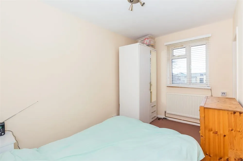 Flat Reddington Drive in Slough
