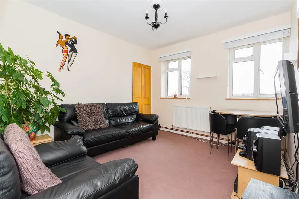 Flat Reddington Drive in Slough