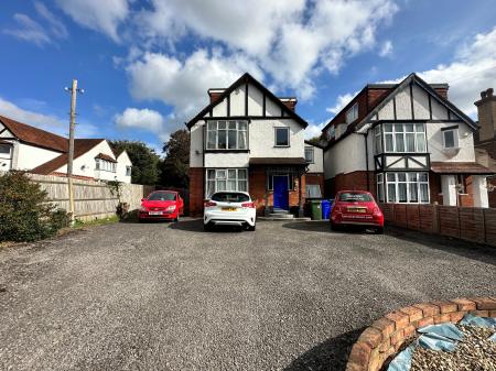 Room Farnborough Road in Rushmoor