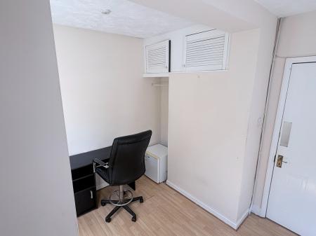 Room Farnborough Road in Rushmoor
