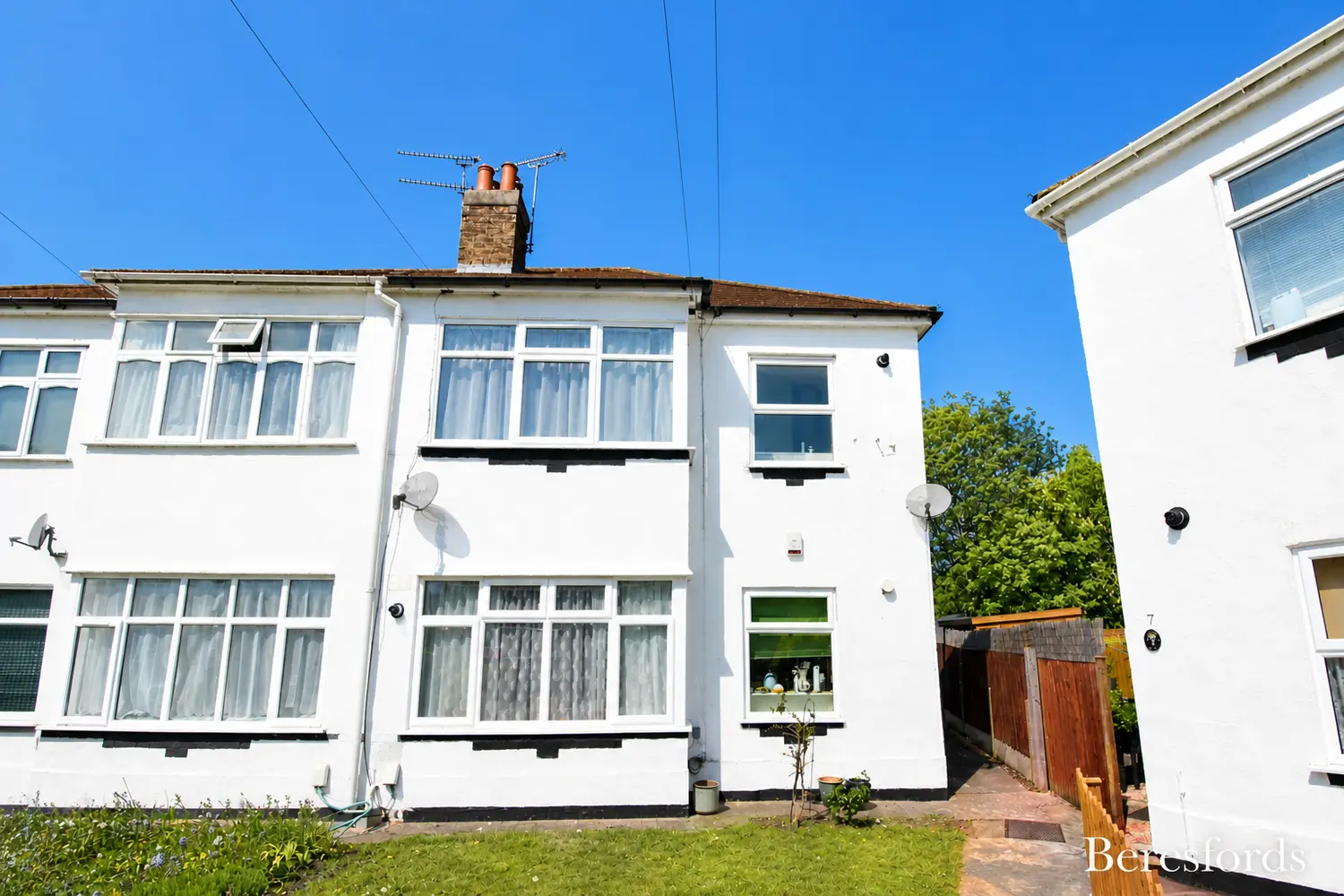 Flat Michael Gardens in Greater London