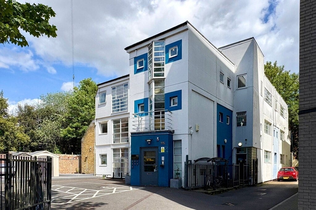 Room Gunnersbury Lane in Greater London