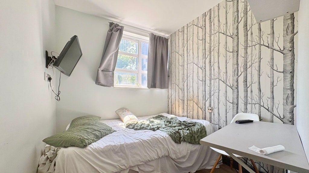 Room Gunnersbury Lane in Greater London