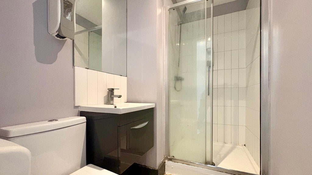 Room Gunnersbury Lane in Greater London