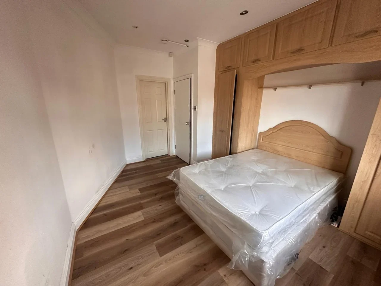 Room Lyndhurst Gardens in Greater London