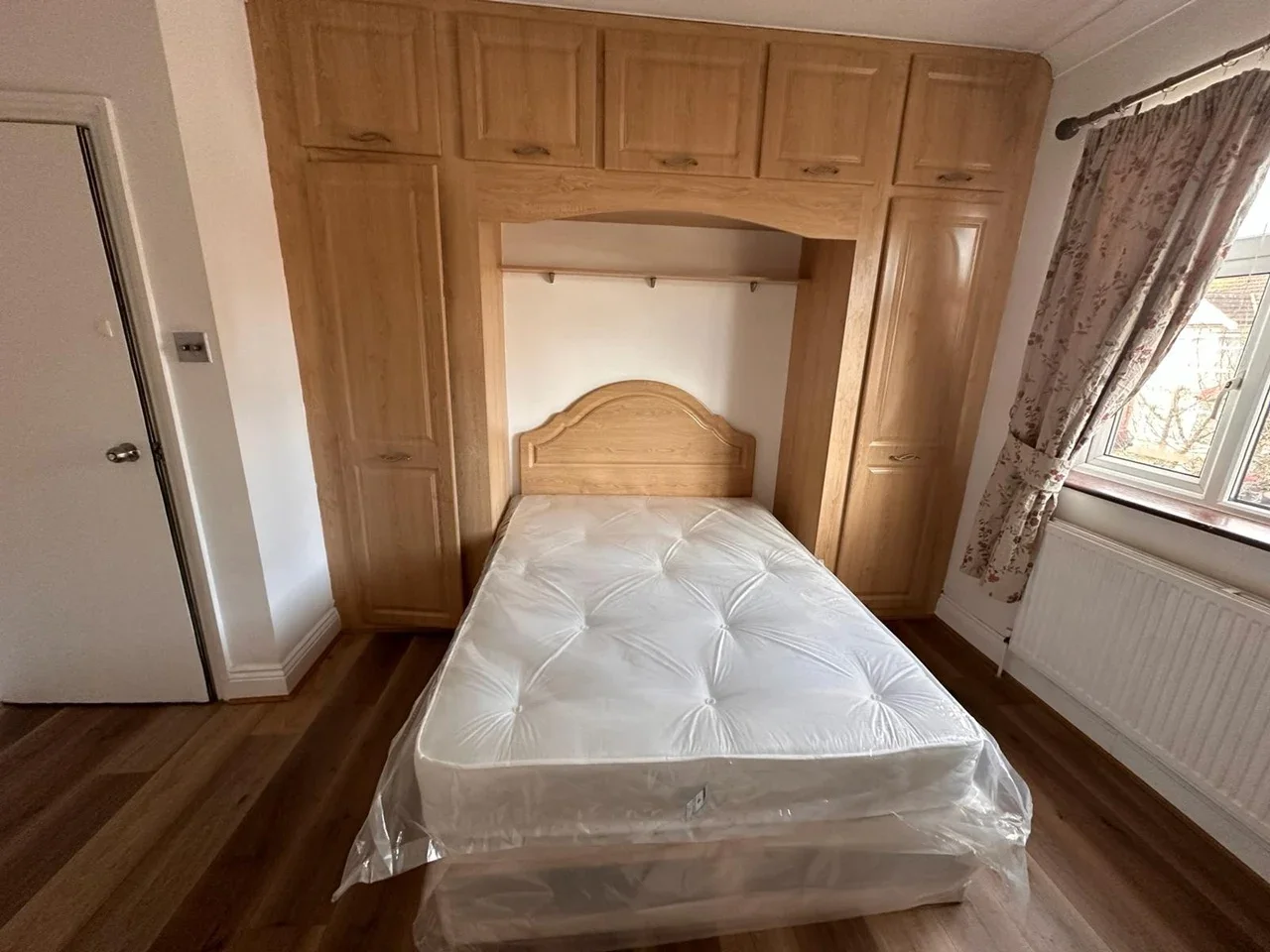 Room Lyndhurst Gardens in Greater London