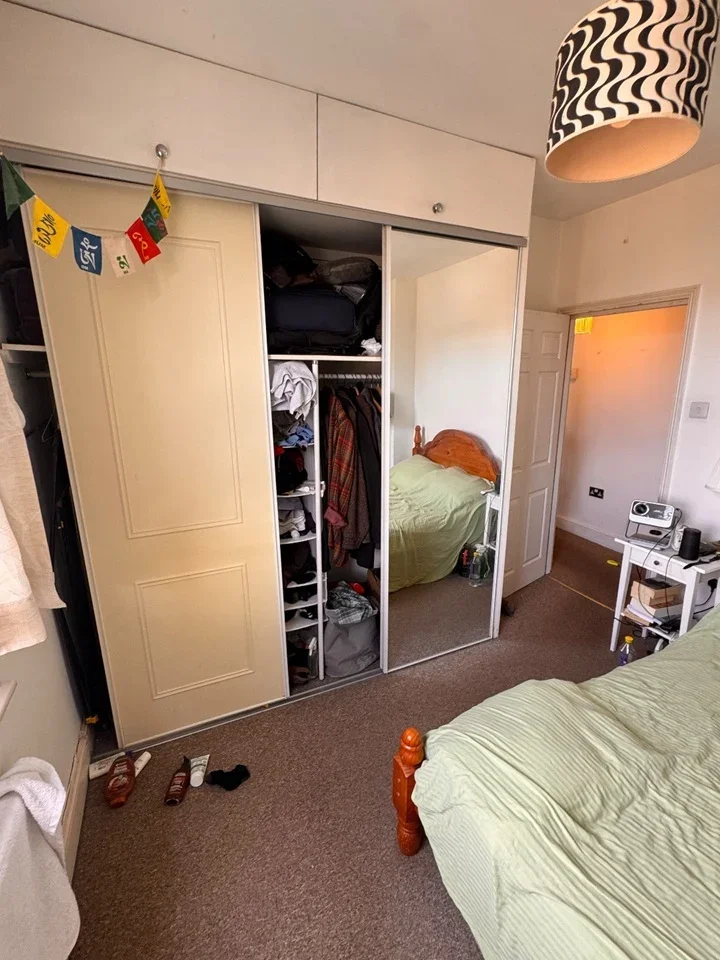 Room Colvestone Crescent in Greater London