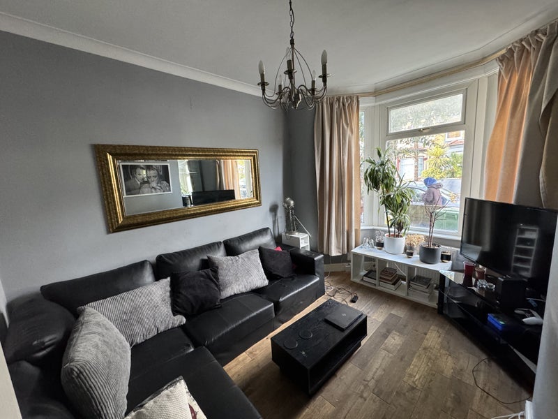 Room Dunedin Road in Greater London