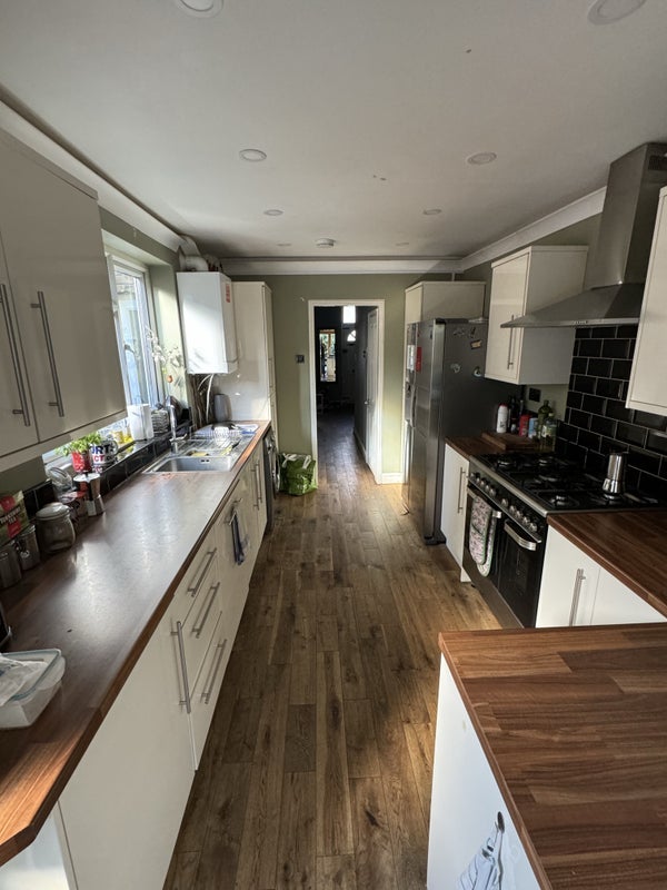 Room Dunedin Road in Greater London