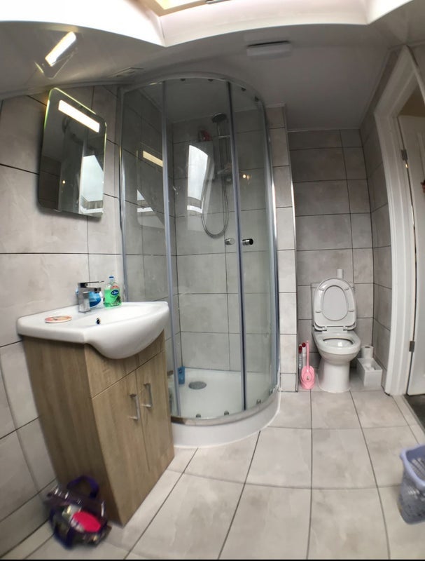 Room Dunedin Road in Greater London