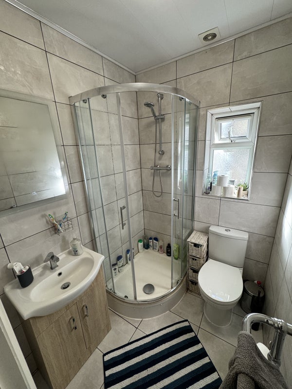 Room Dunedin Road in Greater London