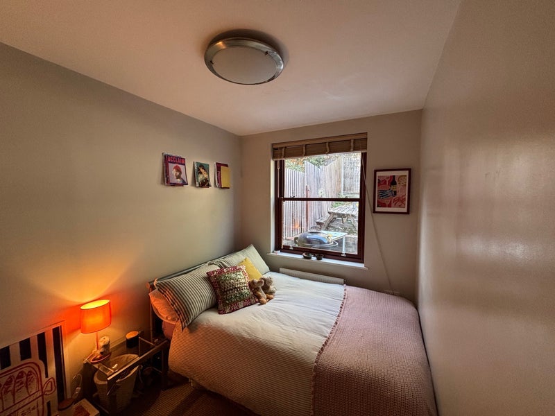 Room Chelmer Road in Greater London