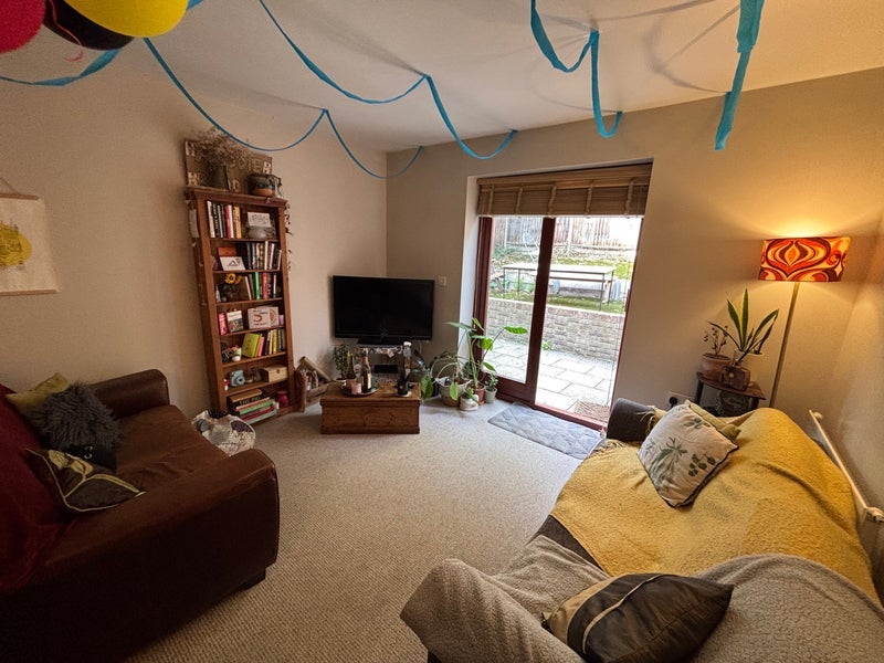 Room Chelmer Road in Greater London