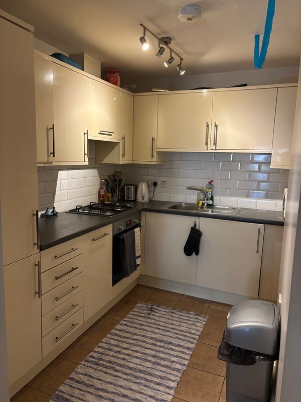 Room Chelmer Road in Greater London