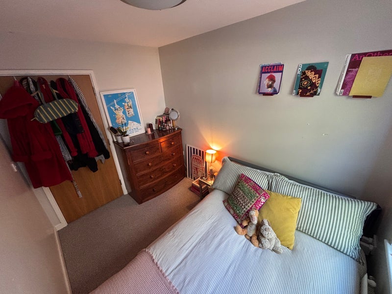 Room Chelmer Road in Greater London