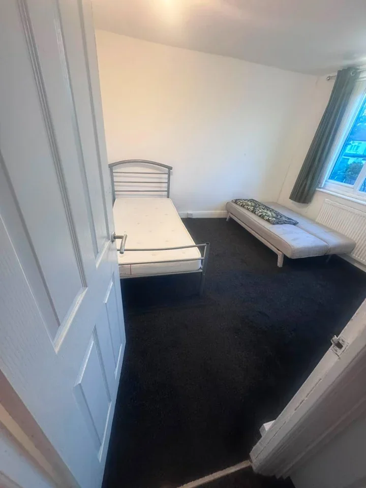 Room Queenborough Gardens in Greater London