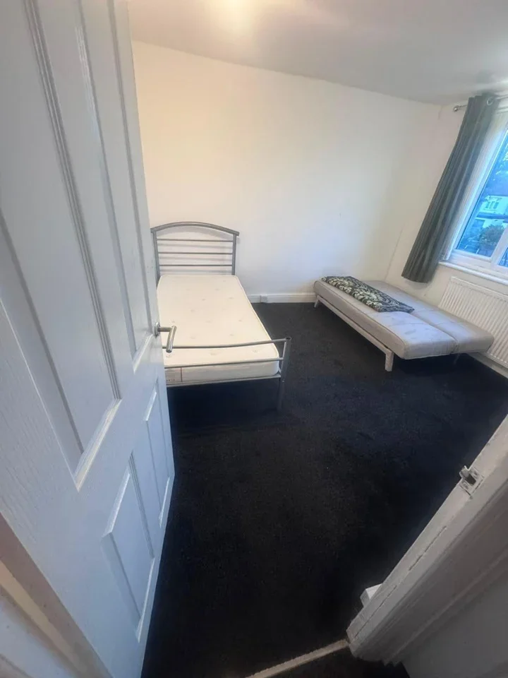 Room Queenborough Gardens in Greater London