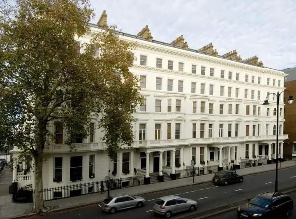 Flat Queen's Gate Gardens in Greater London
