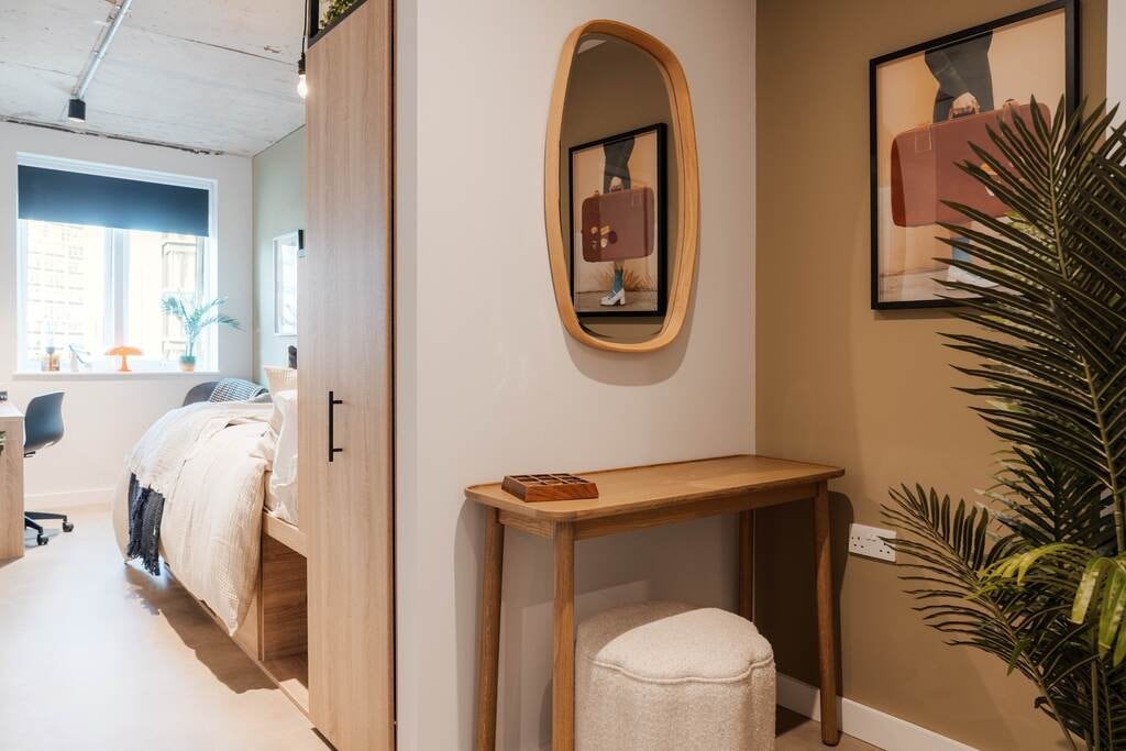 Room Avonmouth Street in Greater London