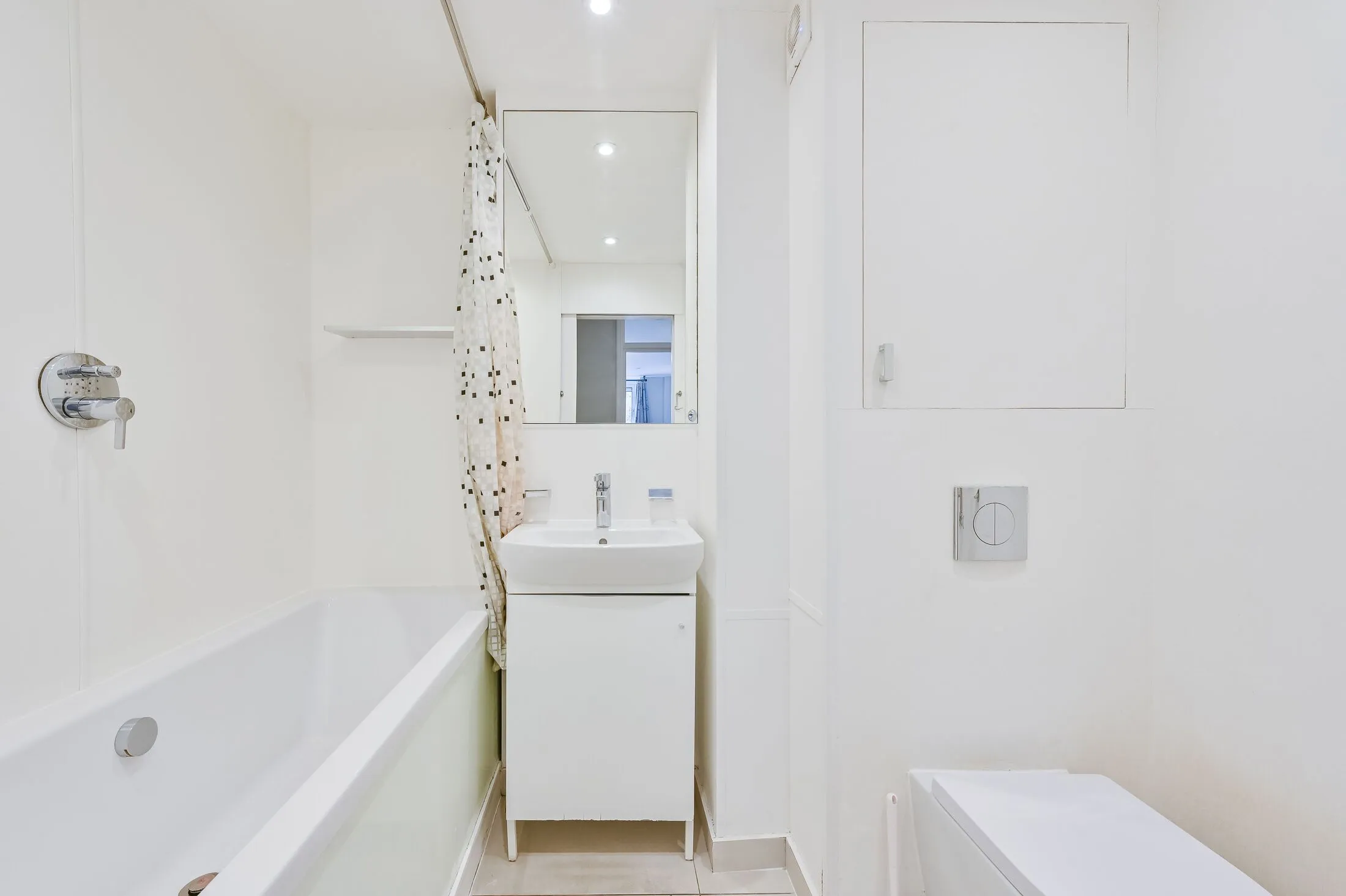 Flat Devonshire Court in Greater London