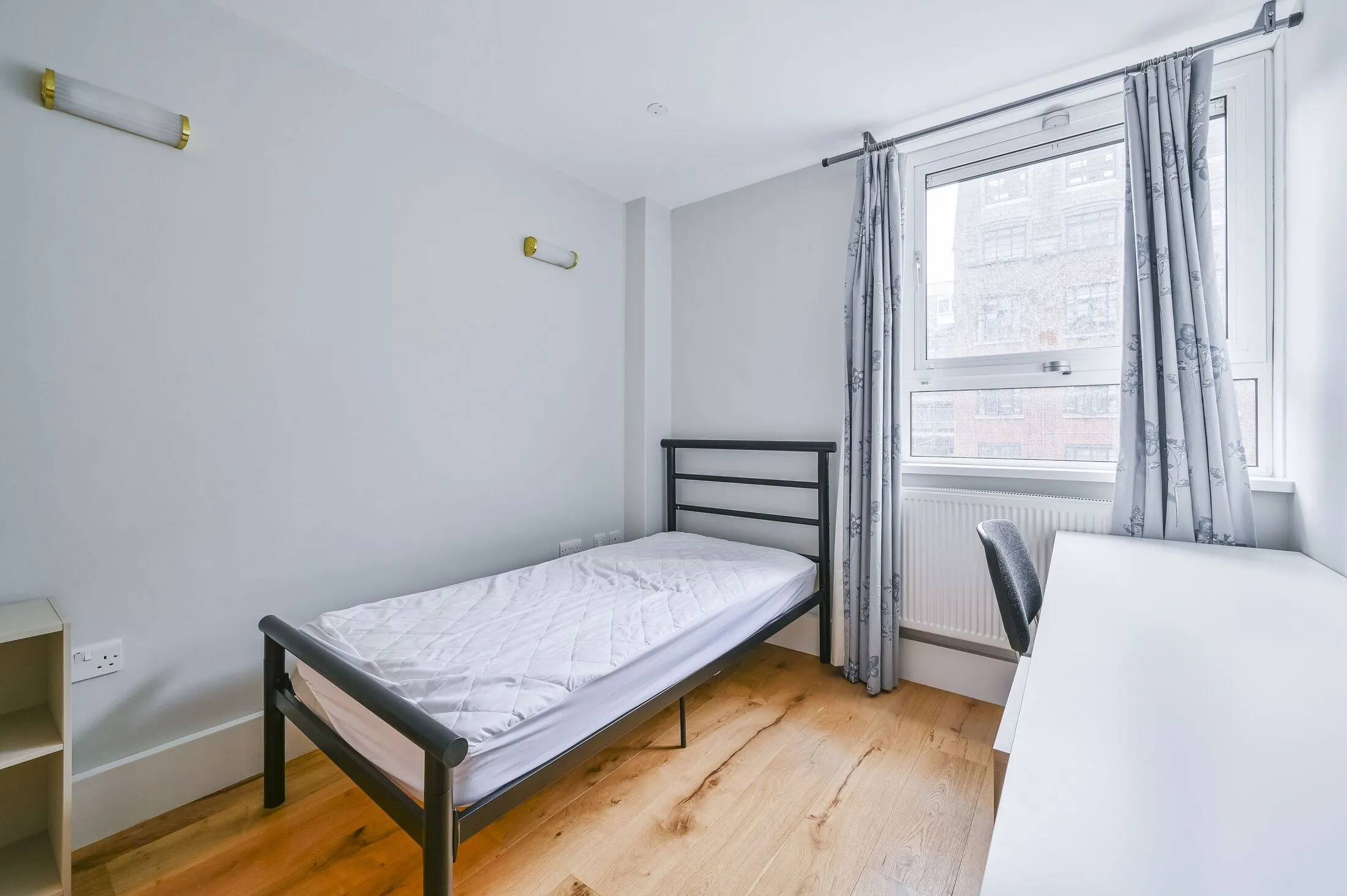 Flat Devonshire Court in Greater London