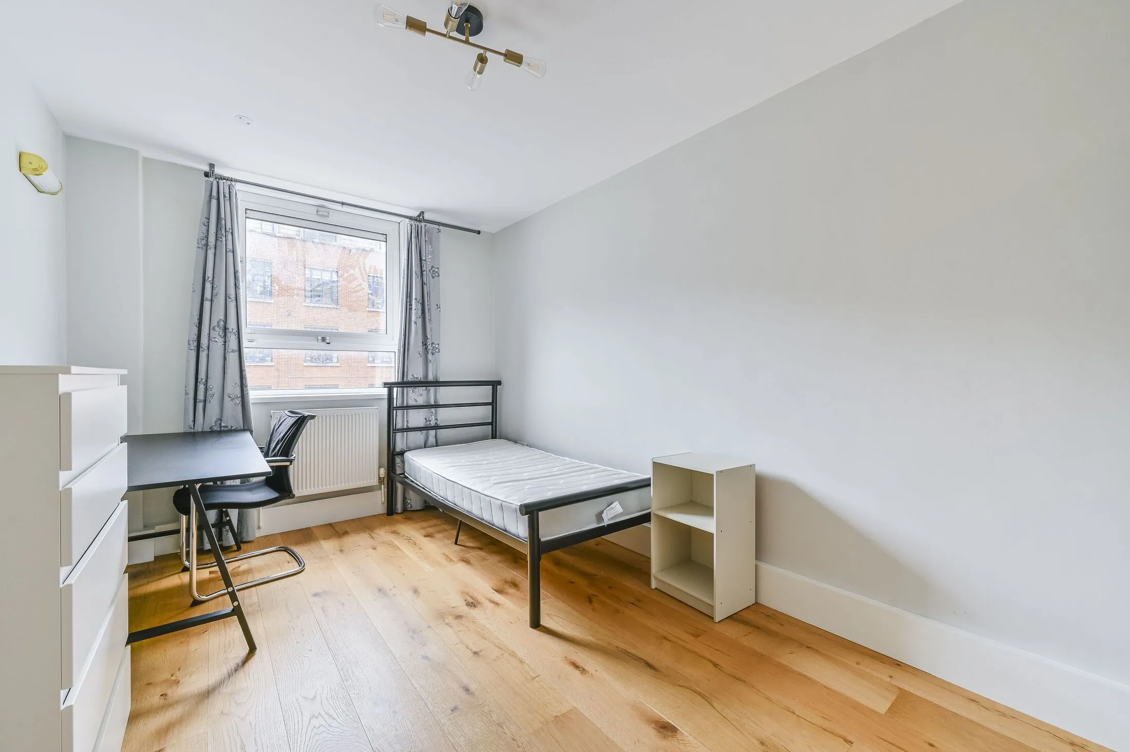Flat Devonshire Court in Greater London