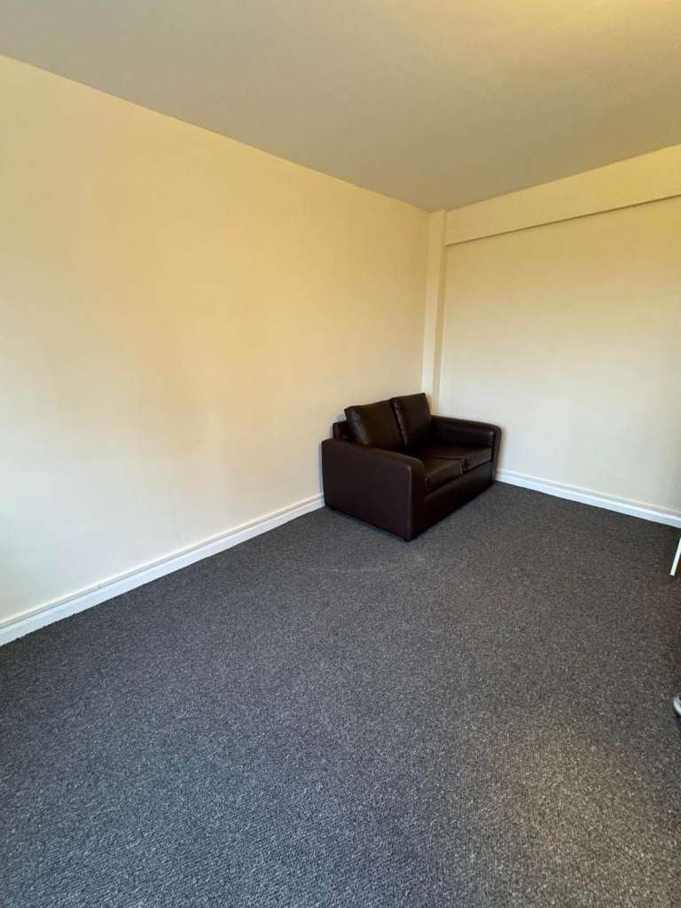 Flat Uxbridge Road in Greater London