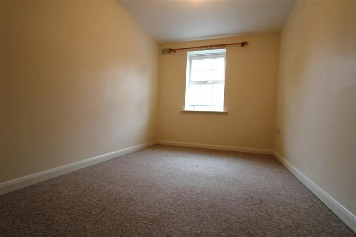 Flat Gatehouse Court in Taunton