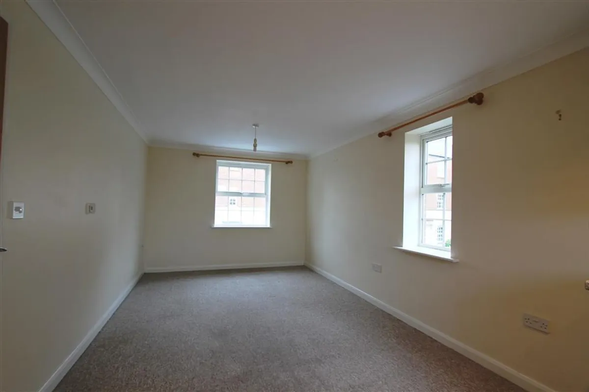 Flat Gatehouse Court in Taunton
