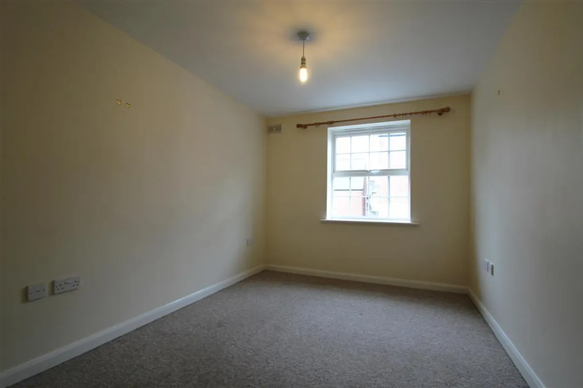 Flat Gatehouse Court in Taunton