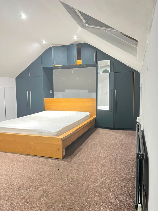 Room Forest Road in Greater London