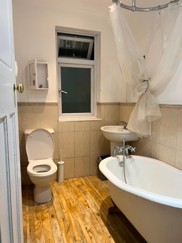 Room Forest Road in Greater London