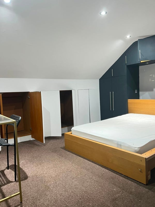 Room Forest Road in Greater London