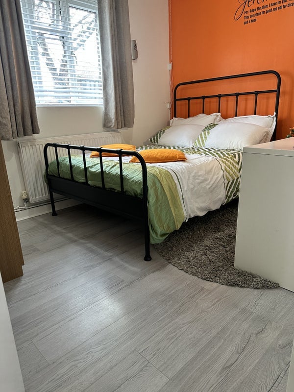 Flat Evelyn Court in Greater London