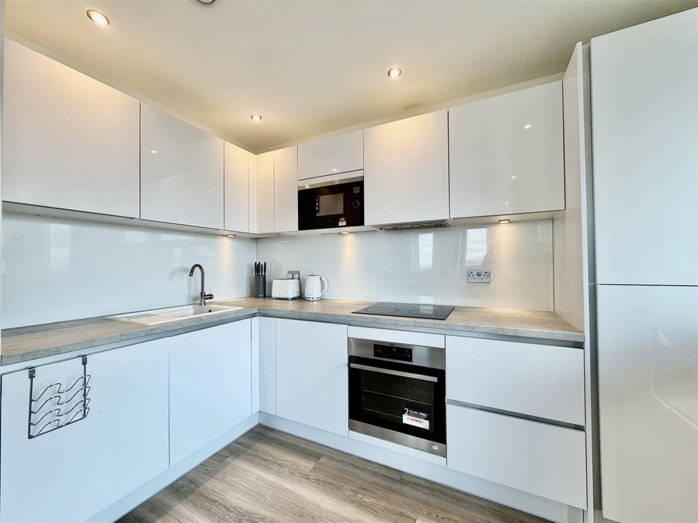 Flat Healum Avenue in Greater London