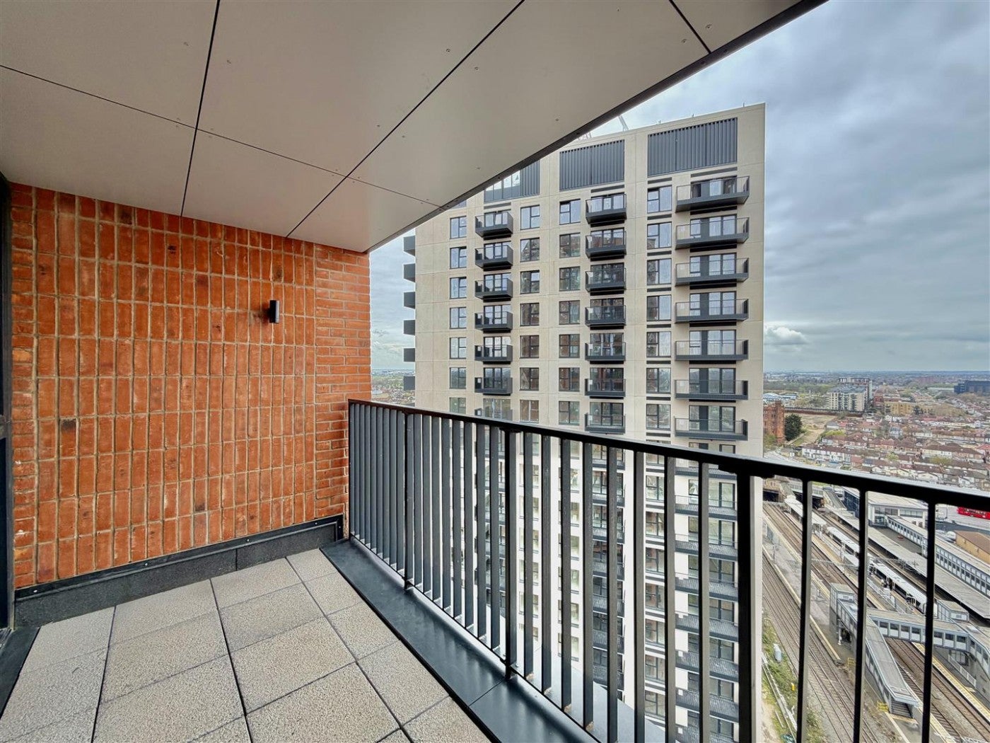 Flat Healum Avenue in Greater London