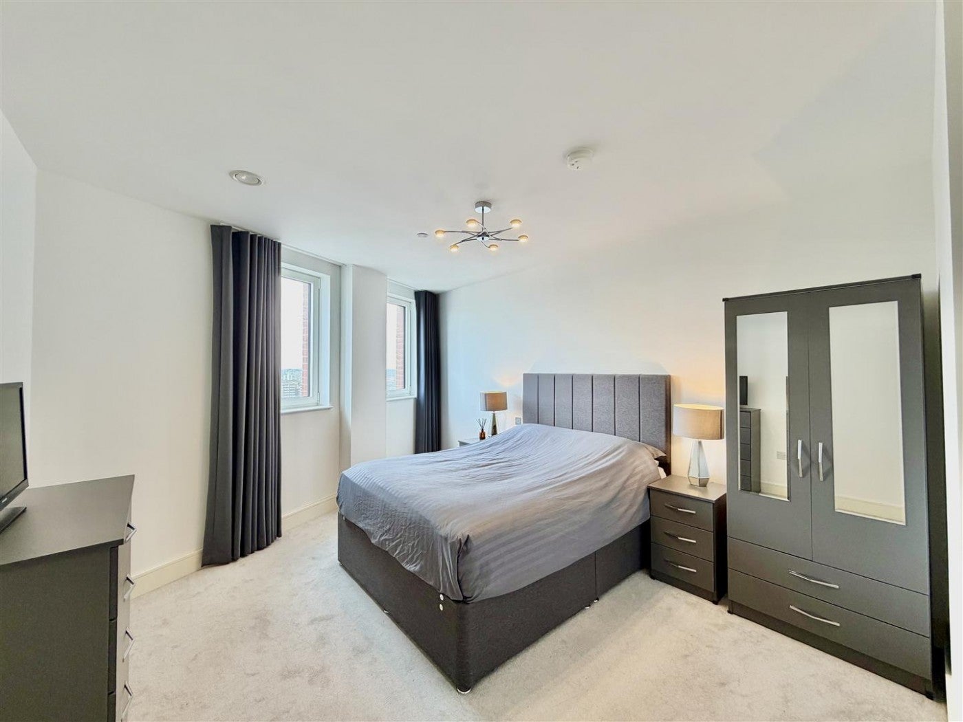 Flat Healum Avenue in Greater London