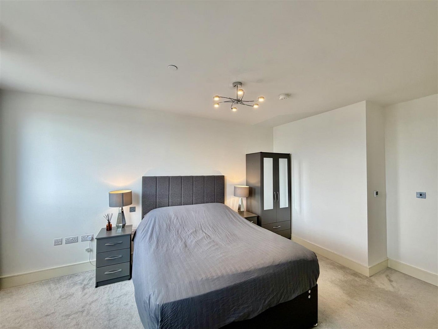 Flat Healum Avenue in Greater London