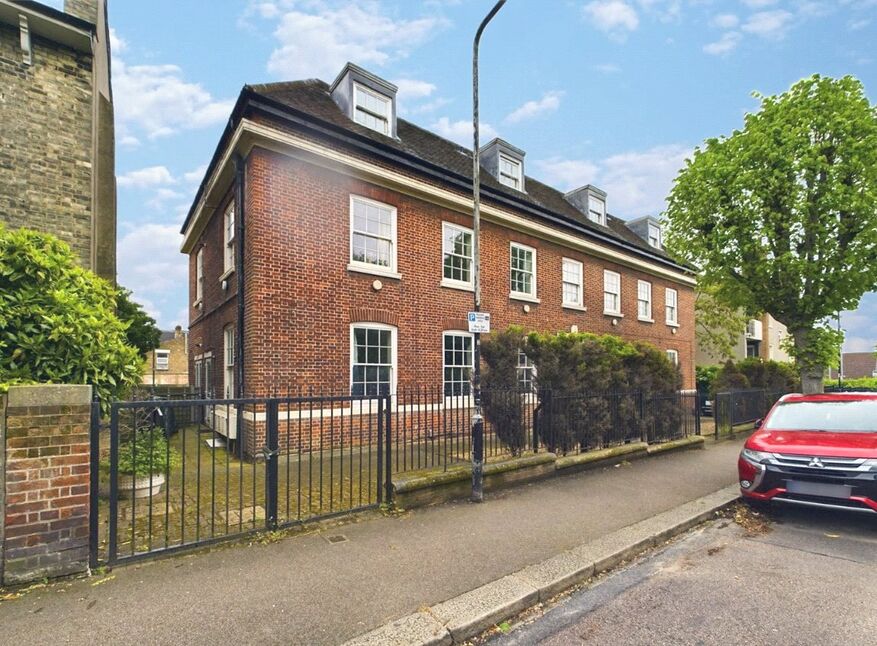 Flat Grosvenor Park Road in Greater London