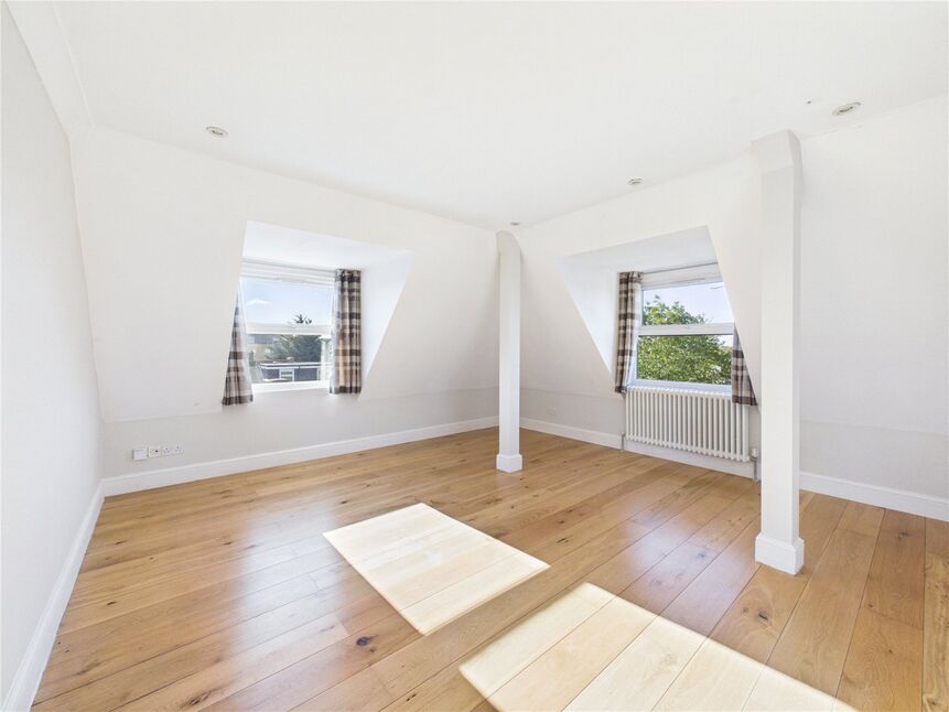 Flat Grosvenor Park Road in Greater London