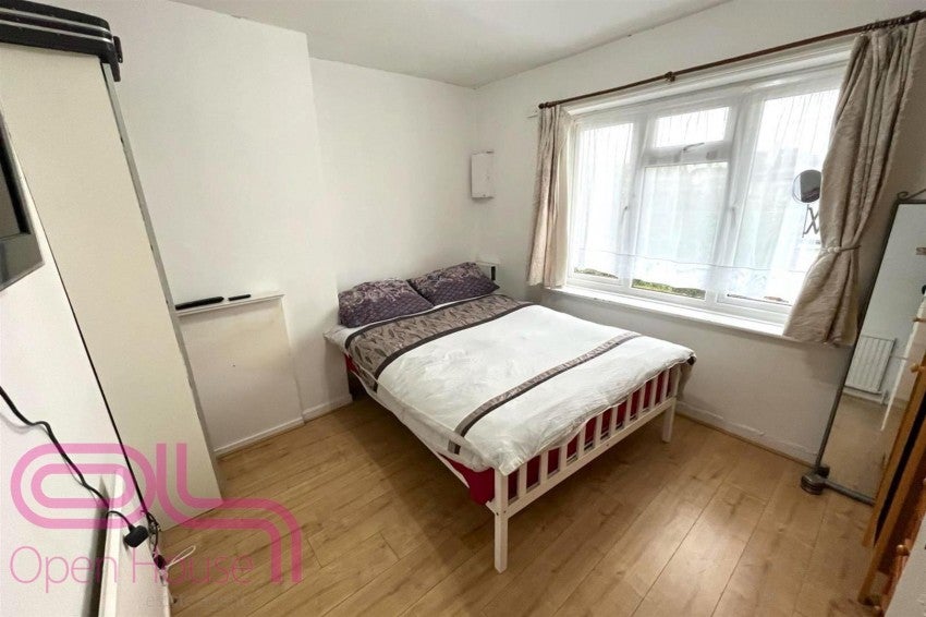 Flat Queens Gardens in Greater London