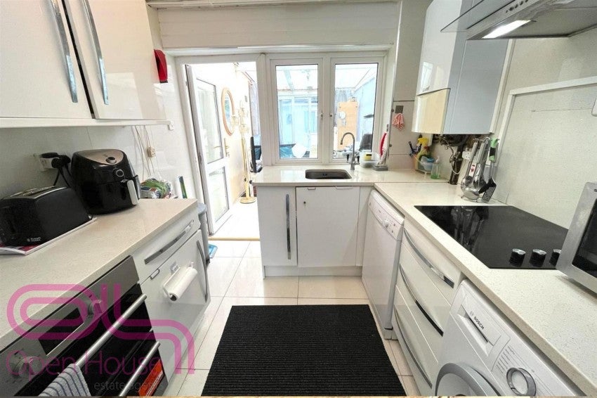 Room Queens Gardens in Greater London