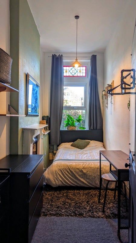Room Ravenswood Road in Bristol