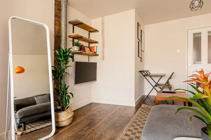 Flat Fairlop Road in Greater London