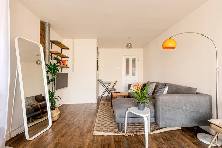 Flat Fairlop Road in Greater London