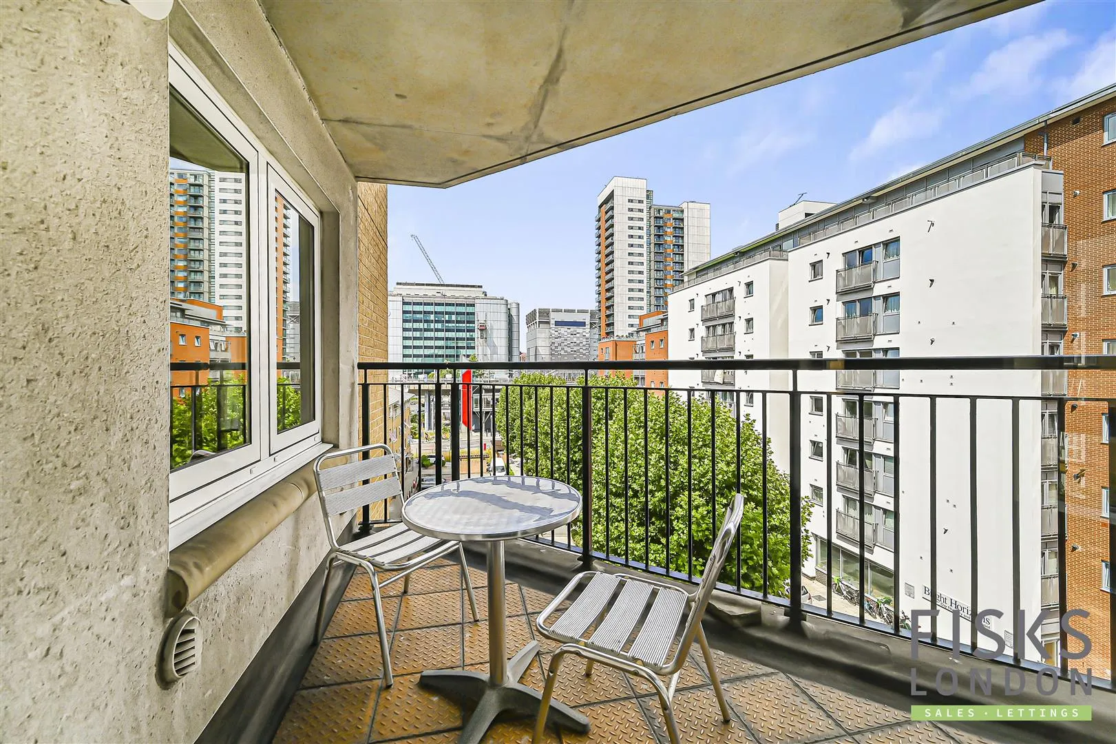 Flat Newport Avenue in Greater London